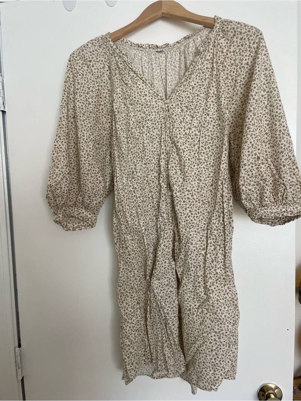 Old Navy Women’s Cream Floral V-Neck Dress